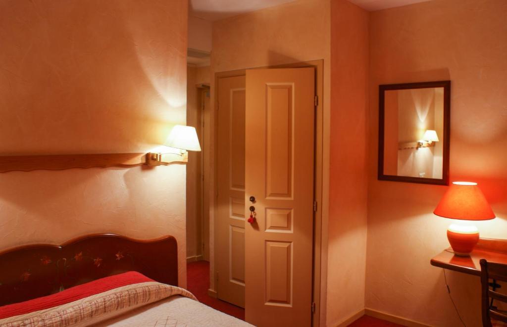 אקס-לה-באינס Logis Auberge Saint Simond חדר תמונה